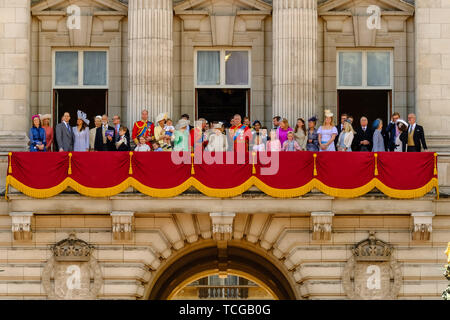 London, Großbritannien. 08 Juni, 2019. Ihre Majestät Königin Elizabeth II. von Familie umgeben genießt gerade ein Fly-by performmed durch die RAF aus dem Palast Balkon an die Farbe, der offiziellen Feier Geburtstag der Königin am Samstag, den 8. Juni 2019 im Buckingham Palace, London. Dieses Jahr das erste Bataillon Grenadier Guards trabten thier Farbe. Im Bild: Camilla, Herzogin von Cornwall, Prinz Charles, Prinz von Wales, Prinzessin Beatrice von York, Anne, die Princess Royal, Ihre Majestät Königin Elisabeth II., Prinz Andrew, der Herzog von York, Prinz Harry, der Herzog von Sussex, Meghan, Herzogin von Sussex, Stockfoto