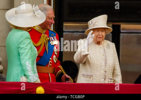 London, Großbritannien. 08 Juni, 2019. Ihre Majestät Königin Elizabeth II. von der Familie Wellen vor dem Verlassen der Balkon an die Farbe umgeben, der offiziellen Feier Geburtstag der Königin am Samstag, den 8. Juni 2019 im Buckingham Palace, London. Dieses Jahr das erste Bataillon Grenadier Guards trabten thier Farbe. Im Bild: Ihre Majestät Königin Elizabeth II., Camilla, Herzogin von Cornwall, Prinz Charles, Prinz von Wales. Bild von der Credit: Julie Edwards/Alamy Live News Credit: Julie Edwards/Alamy leben Nachrichten Stockfoto