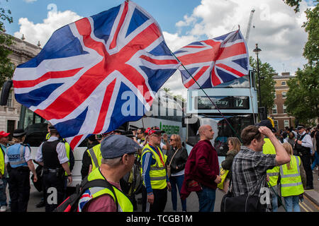 London, Großbritannien. 08 Juni, 2019. Eine kleine gelbe Weste pro Brexit Protest versuche Whitehall zu blockieren. Credit: Guy Bell/Alamy leben Nachrichten Stockfoto