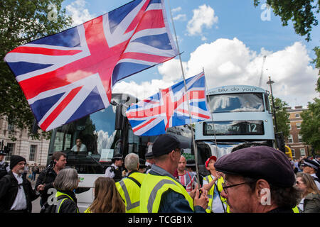 London, Großbritannien. 08 Juni, 2019. Eine kleine gelbe Weste pro Brexit Protest versuche Whitehall zu blockieren. Credit: Guy Bell/Alamy leben Nachrichten Stockfoto