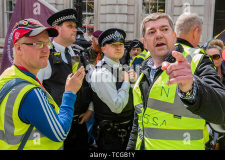 London, Großbritannien. 08 Juni, 2019. Eine kleine gelbe Weste pro Brexit Protest versuche Whitehall zu blockieren. Credit: Guy Bell/Alamy leben Nachrichten Stockfoto