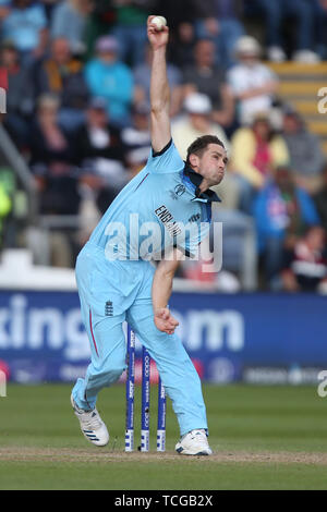 Die Sophia Gardens, Cardiff, Großbritannien. 8. Juni 2019. ICC World Cup Cricket, England und Bangladesch; Chris Woakes Schalen zu Shakib Al Hasan Credit: Aktion plus Sport/Alamy leben Nachrichten Stockfoto