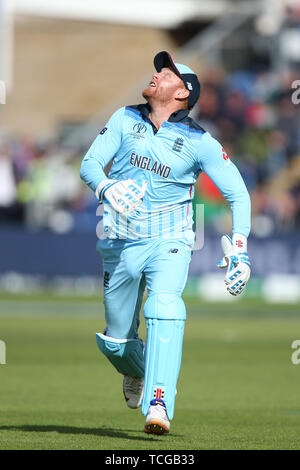 Die Sophia Gardens, Cardiff, Großbritannien. 8. Juni 2019. ICC World Cup Cricket, England und Bangladesch; Jonny Bairstow läuft der Ball Credit: Aktion plus Sport/Alamy Leben Nachrichten zu fangen Stockfoto