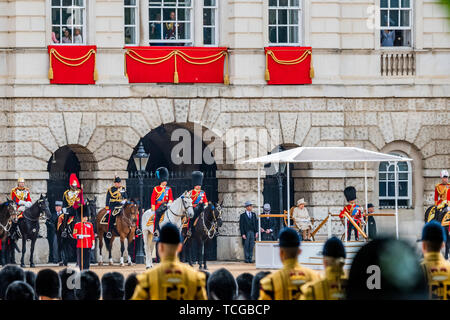 London, Großbritannien. 08 Juni, 2019. Geburtstag der Königin Parade, populärer als die Farbe bekannt. In diesem Jahr das Regiment "TROOPING" seine Farbe (zeremonielle Regimental flag) war das erste Bataillon Grenadier Guards. Credit: Guy Bell/Alamy leben Nachrichten Stockfoto