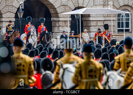 London, Großbritannien. 08 Juni, 2019. Geburtstag der Königin Parade, populärer als die Farbe bekannt. In diesem Jahr das Regiment "TROOPING" seine Farbe (zeremonielle Regimental flag) war das erste Bataillon Grenadier Guards. Credit: Guy Bell/Alamy leben Nachrichten Stockfoto