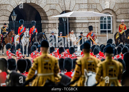 London, Großbritannien. 08 Juni, 2019. Geburtstag der Königin Parade, populärer als die Farbe bekannt. In diesem Jahr das Regiment "TROOPING" seine Farbe (zeremonielle Regimental flag) war das erste Bataillon Grenadier Guards. Credit: Guy Bell/Alamy leben Nachrichten Stockfoto