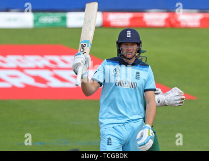 CARDIFF, Wales. 08. JUNI 2019: Jos Buttler von England wirft seinen Hieb und feiert ein halbes Jahrhundert während der England v Bangladesch, ICC Cricket World Cup Match, in Cardiff Wales Stadium, Cardiff, Wales. Credit: Cal Sport Media/Alamy leben Nachrichten Stockfoto