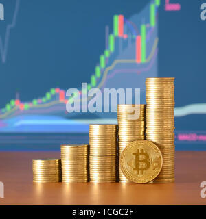 Coin stack und golden Bitcoin. Nahaufnahme des bitcoin digitale Währung und Münzen stapeln, cryptocurrency Geld Financial Business Konzept Stockfoto