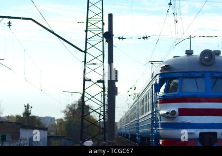 Suburban elektrische Zug. Alte sowjetische elektrische Zug mit veralteten Design bewegen auf der Schiene. Transport Konzept Stockfoto