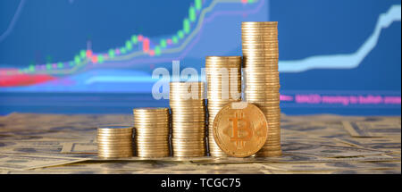 Coin stack und golden Bitcoin. Nahaufnahme des bitcoin digitale Währung und Münzen stapeln, cryptocurrency Geld Financial Business Konzept Stockfoto