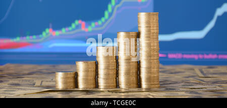 Goldene Münze Stapel angeordnet als Grafik angezeigt. Die Spalten von Münzen, schritt der Stapel Münze. Geschäftliche und finanzielle Konzept Idee Stockfoto