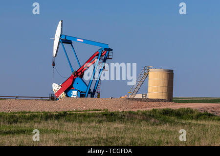 Jack Pumpen in Betrieb in der Bakken spielen Ölfelder in der Nähe von Williston, North Dakota, USA. Stockfoto