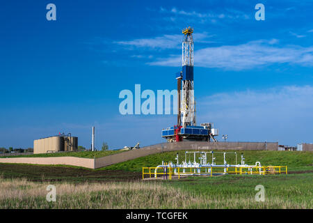 Ein Öl Bohrinsel in der Bakken spielen Ölfelder in der Nähe von Williston, North Dakota, USA. Stockfoto