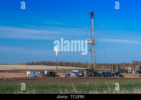 Ein Öl Bohrinsel in der Bakken spielen Ölfelder in der Nähe von Williston, North Dakota, USA. Stockfoto