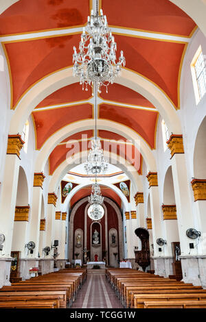 Innenansicht der Kathedrale von St. Joseph und St. Andreas in San Andres Tuxtlas, Veracruz, Mexiko. Die Kirche wurde im Jahre 1870 mit Glockentürme und einer nüchternen Fassade mit klassizistischen Einfluss gebaut Stockfoto