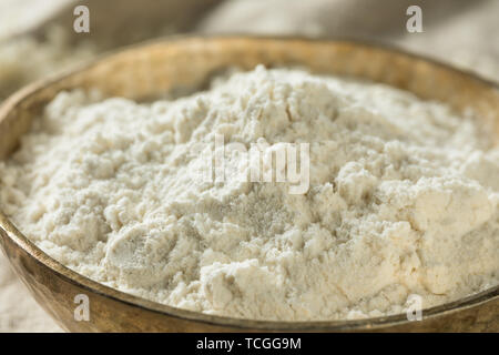 Bio Glutenfrei Reis Mehl in eine Schüssel geben. Stockfoto