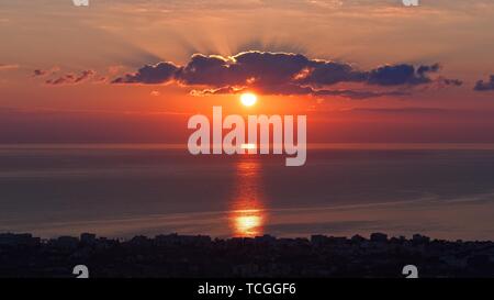 Sonnenaufgang in Cala Millor, Rot feurig dramatische Himmel über dem Mittelmeer, Mallorca, Balearen, Spanien. Stockfoto