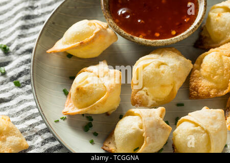 Chinesische Frischkäse Wontons mit süß-saurer Sauce Stockfoto