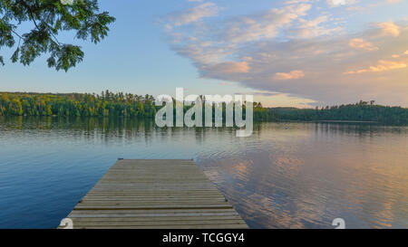 Schönen Sonnenuntergang weg von einem Dock an hungrige Jack See die Gunflint Trail im nördlichen Minnesota mit einer schönen Reflexion von Wolken auf dem Wasser Stockfoto