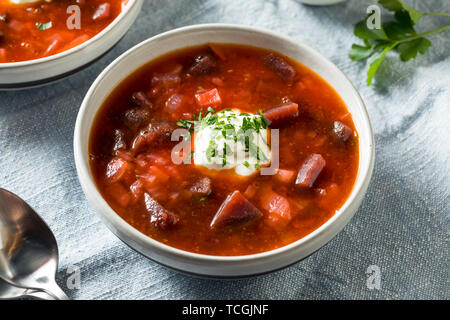 Hausgemachte russische Zuckerrüben Borscht Suppe mit Meerrettich Sauce Stockfoto