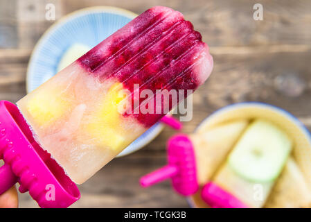 Hausgemachte Vegan Popsicle aus gefrorenen Apfelsaft und Beeren, Äpfel und Cookies auf dunklen rustikalen Hintergrund. Sommer essen Konzept. Ansicht von oben. Kopieren Raum f Stockfoto