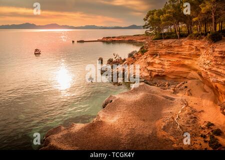 Betlem, in der Nähe von Colonia de Sant Pere, Cove, Einlass, Boot, Yacht, Bäume, Strand, Natur, Dämmerung, Sonnenuntergang, Reflexion über das Mittelmeer, Mallorca, Balearen, Spanien. Stockfoto