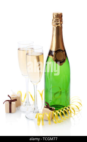 Gläser und Flasche Champagner, Geschenke und Serpentine isoliert auf einem weißen Stockfoto