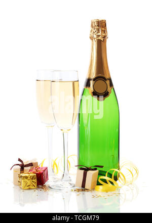 Gläser und Flasche Champagner, Geschenke und Serpentine isoliert auf einem weißen Stockfoto