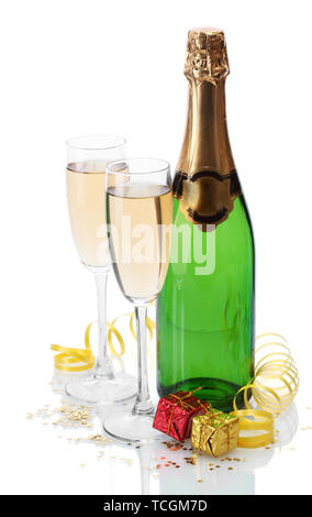 Gläser und Flasche Champagner, Geschenke und Serpentine isoliert auf einem weißen Stockfoto