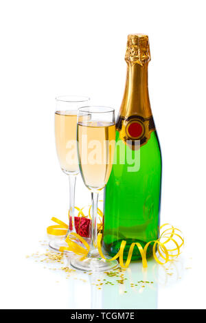 Gläser und Flasche Champagner, Geschenke und Serpentine isoliert auf einem weißen Stockfoto