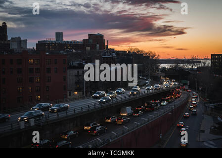 Sonnenuntergang auf dem Brooklyn Queens Expy Autobahn zwischen Brooklyn und Manhattan in New York Stockfoto