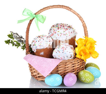 Schöne Ostern Kuchen im Korb, bunte Eier und Blumen auf Weiß isoliert Stockfoto