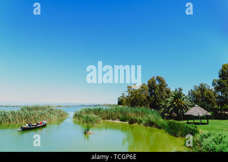 Valencia, Spanien - Juni 2, 2019: Touristen segeln auf einem touristischen Tour mit einem traditionellen Boot auf dem Albufera-see in Valencia an einem sonnigen Tag Stockfoto