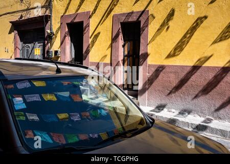 Papier fiesta Banner sind auf einem Auto Windschutzscheibe entlang der Quebrada Straße im historischen Zentrum von San Miguel de Allende, Guanajuato, Mexiko nieder. Stockfoto