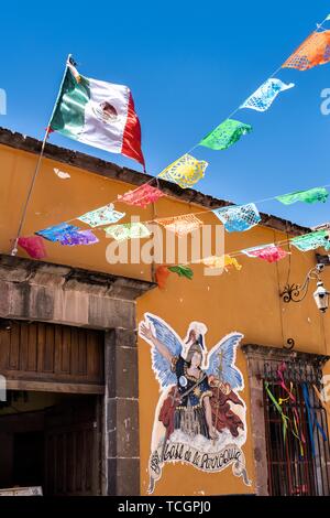 Papier fiesta Banner gegen einen klaren blauen Himmel schmücken Jesus Straße im historischen Zentrum von San Miguel de Allende, Guanajuato, Mexiko. Stockfoto