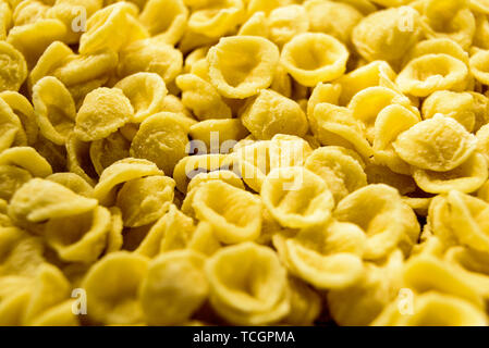 Close-up Orecchiette, Weizen Grieß Nudeln einzeln von Hand in traditioneller Weise in der italienischen Region Bari. Stockfoto