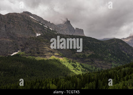 Nebel deckt Mt Wilbur auf stürmischen Tag in Montana Wilderness Stockfoto