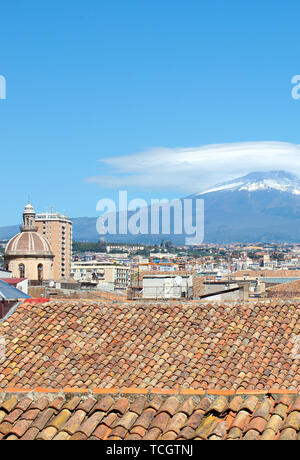 Vertikale Bild erfassen schöne Stadtbild von Catania, Sizilien, Italien mit beherrschenden Kuppel der Kathedrale der Hl. Agatha. Majestätischen Vulkan Ätna im Hintergrund. Stockfoto