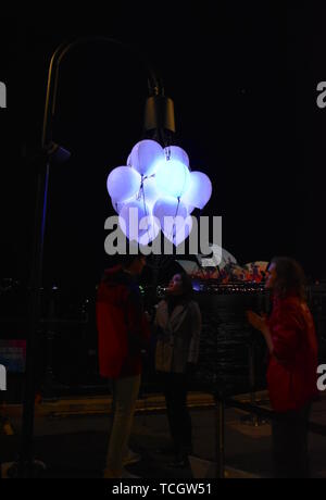 Sydney, Australien - 27. Mai 2019. Beat-loon ist eine interaktive Lichtskulptur, schlägt wie ein Herz. Sydney Opera House im Hintergrund. Lebendige Syd Stockfoto