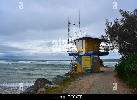 Noosa, Australien - 23.April 2019. Lifeguard Tower in Noosa Main Beach - eine bekannte touristische Destination auf der Sunshine Coast (Queensland, Australien). Stockfoto