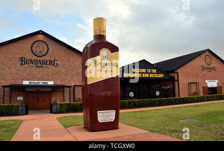 Bundaberg, Australien - 23.April 2019. Big Bundy Flasche vor die Bundaberg Rum Distillery und Museum. Bundaberg Rum wird oft als "Bund Stockfoto
