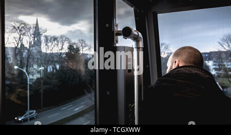 Freiburg im Breisgau, Deutschland - 31. Dezember 2017: Blick in die Schauinsland Seilbahn, die das Stadtzentrum zum Gipfel auf einem Winter verbindet Stockfoto