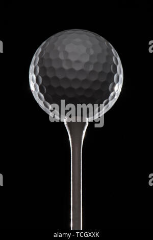 Golfball auf T-Stück markiert Kontrast hoch Epic Stockfoto