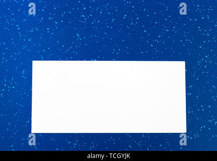 Blank Board auf blauem Hintergrund Stockfoto