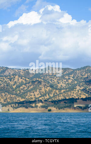 Die sanften Hügel des Lake berryessa mit großen flauschigen weissen Wolken im Himmel Stockfoto