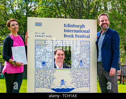 Nick Gerste, Direktor, Janet Smyth & Roland Gulliver starten Sie die 2019 Edinburgh International Book Festival Programm, Charlotte Square Gardens, Scot Stockfoto