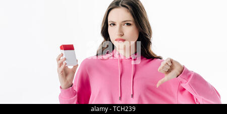 Panorama-aufnahme des ernsten Girl holding Zigarettenschachtel und zeigt mit dem Daumen nach unten isoliert auf weißem Stockfoto