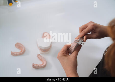 Zahnarzt Messung der Gips Eindruck der Zähne. Zahnmedizinische Gipsform. Zahnmedizinische schimmel Zähne auf einem Tisch angezeigte Seite in einer Zahnheilkunde orale Hygien Stockfoto