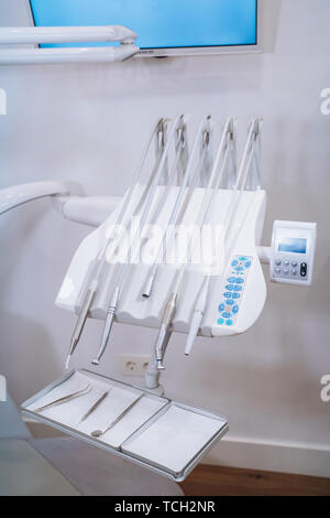 Moderne medizinische Büro der Zahnheilkunde. Werkzeuge, Poliermaschinen und zahnmedizinische Licht. Stockfoto