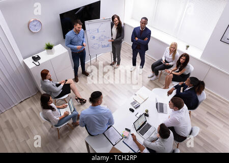 Gruppe von verschiedenen Geschäftsleute sitzen zusammen Hören auf die Präsentation in der Sitzung Stockfoto